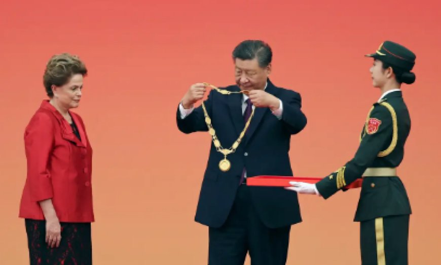 China: A ex-presidente  Dilma Rousseff recebe 'Medalha da Amizade' de presidente chinês Xi Jinping.