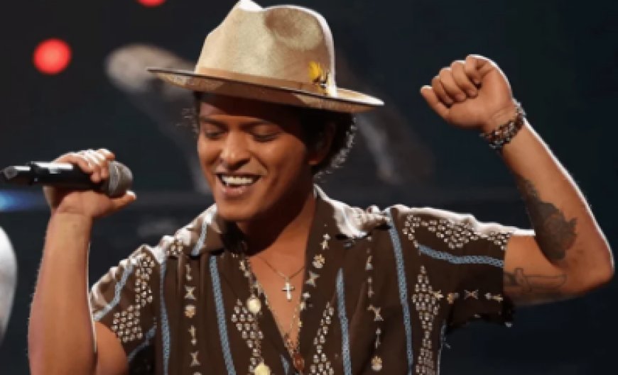 Bruno Mars faz pocket show em SP e dá mostra animadora do que público verá em turnê pelo País