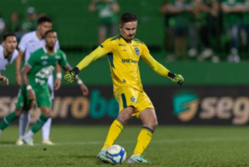 Goleiro marca, Goiás goleia a Chapecoense e mantém chances remotas de acesso na Série B